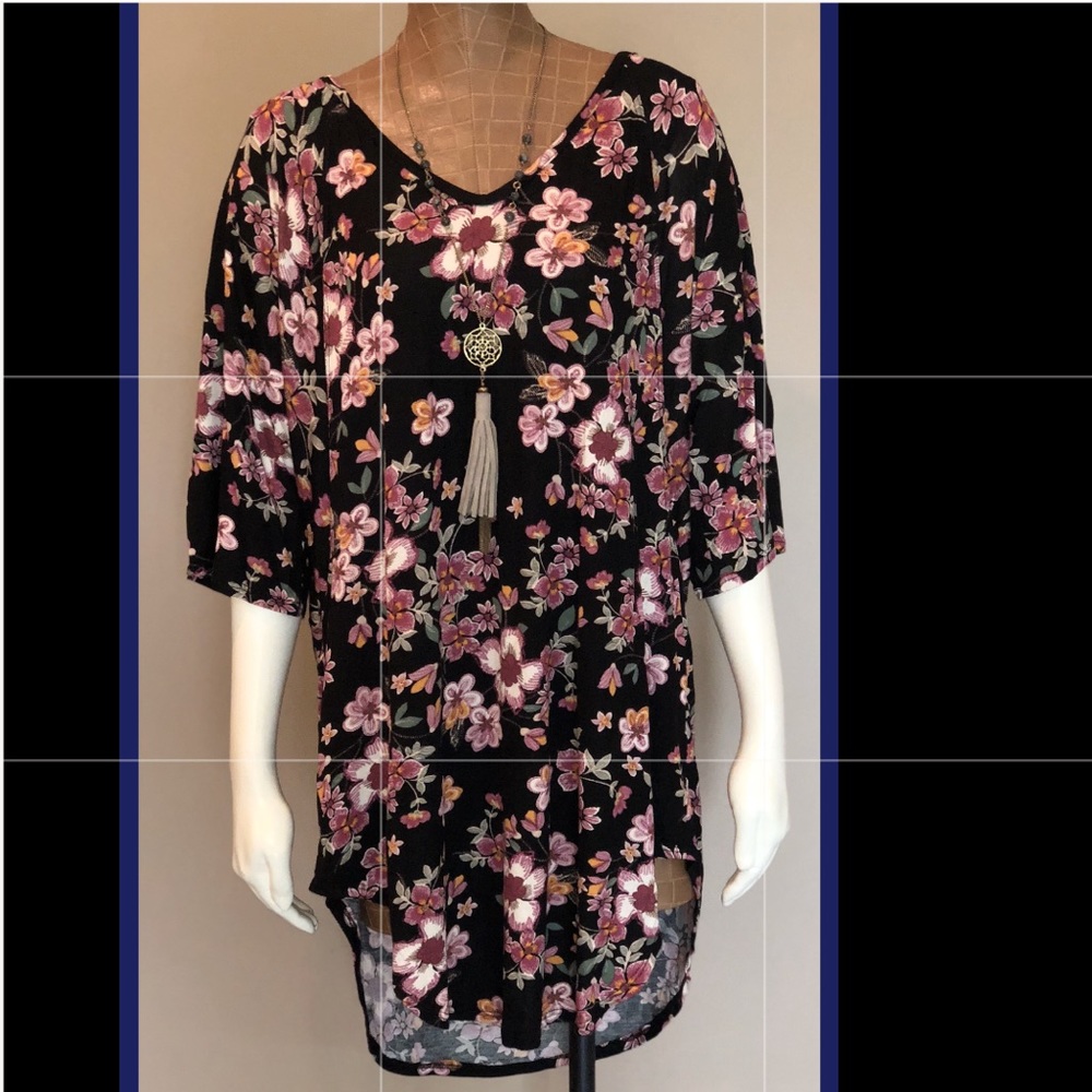 L&B Curvy Floral Top